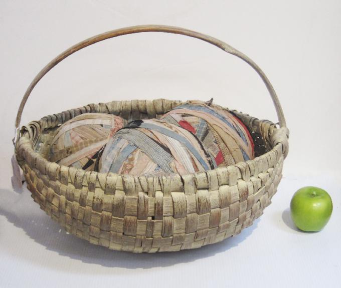 Splint Basket w/Fabric Balls